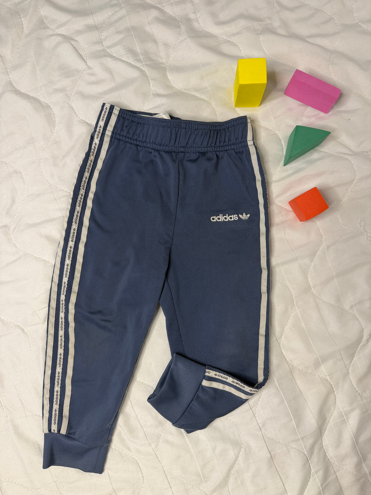 Adidas Primeblue sötétkék kisfiú melegítőnadrág – 98 cm (2–3 év)