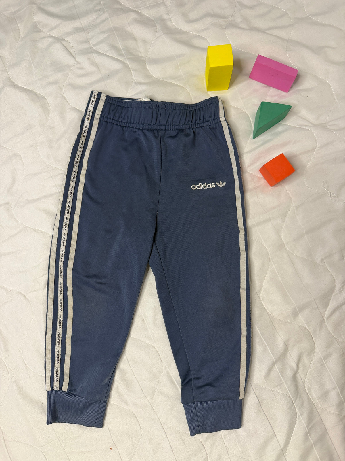 Adidas Primeblue sötétkék kisfiú melegítőnadrág – 98 cm (2–3 év)
