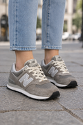 37-es szürke női New Balance cipő modellen, elölnézet
