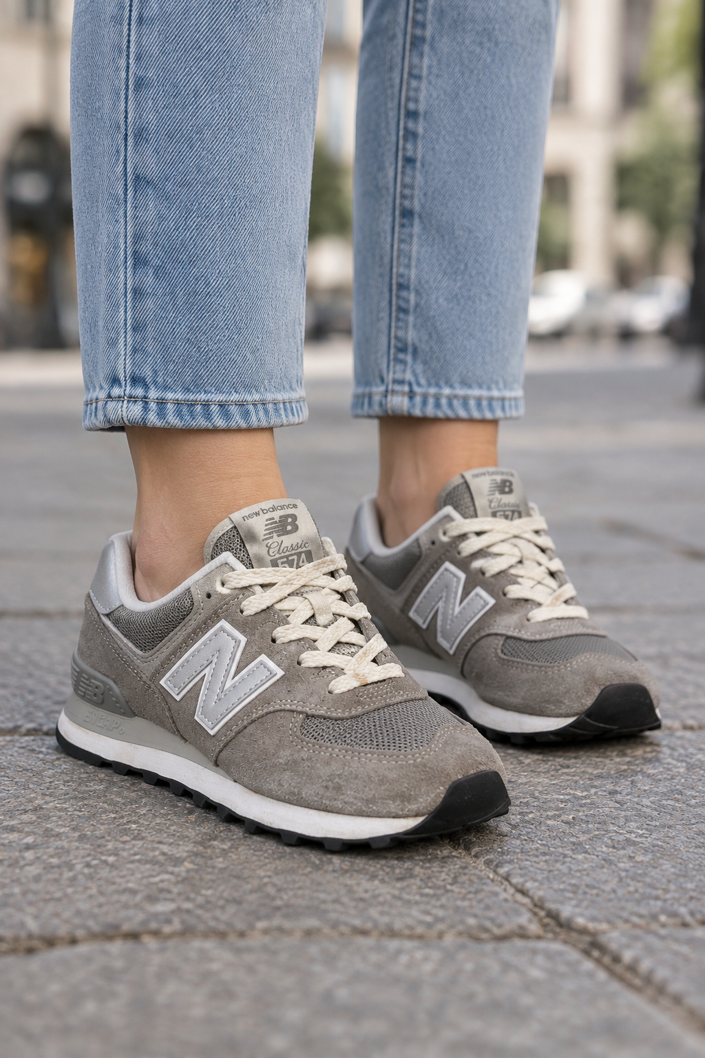 37-es szürke női New Balance cipő modellen, elölnézet