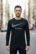 Nike Running hosszú ujjú felső - férfi modell futónadrággal