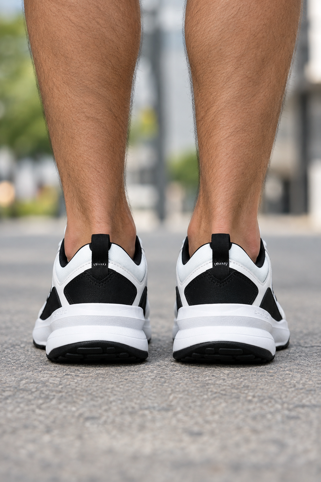Fehér-fekete Under Armour Charged Edge cipőpár férfilábon, hátulnézet