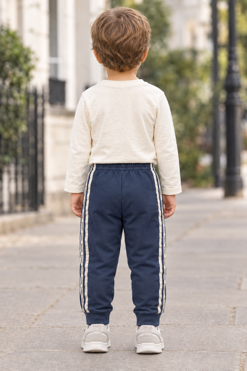 Adidas Primeblue sötétkék kisfiúnadrág, 98 cm, hátulnézet kisfiún