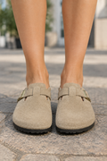 Bézs Birkenstock Boston klumpapár női lábon, elölnézet