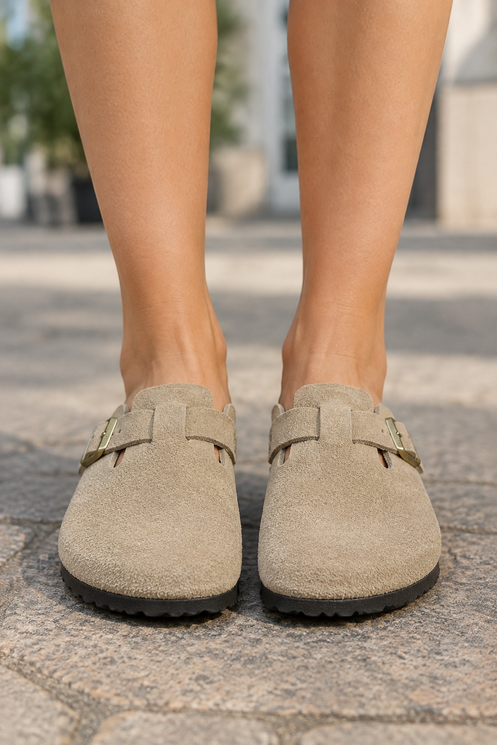 Bézs Birkenstock Boston klumpapár női lábon, elölnézet