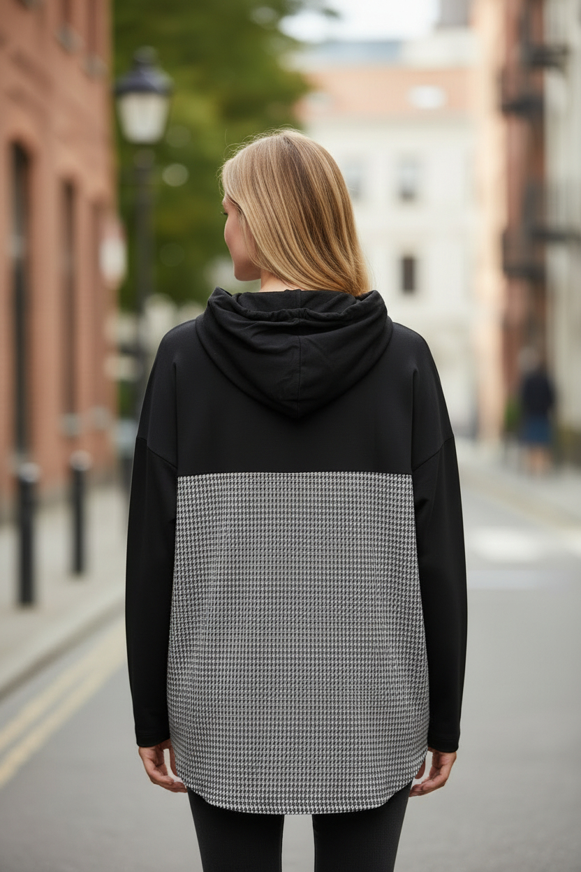 Női hoodie – hátul nézet, modellen