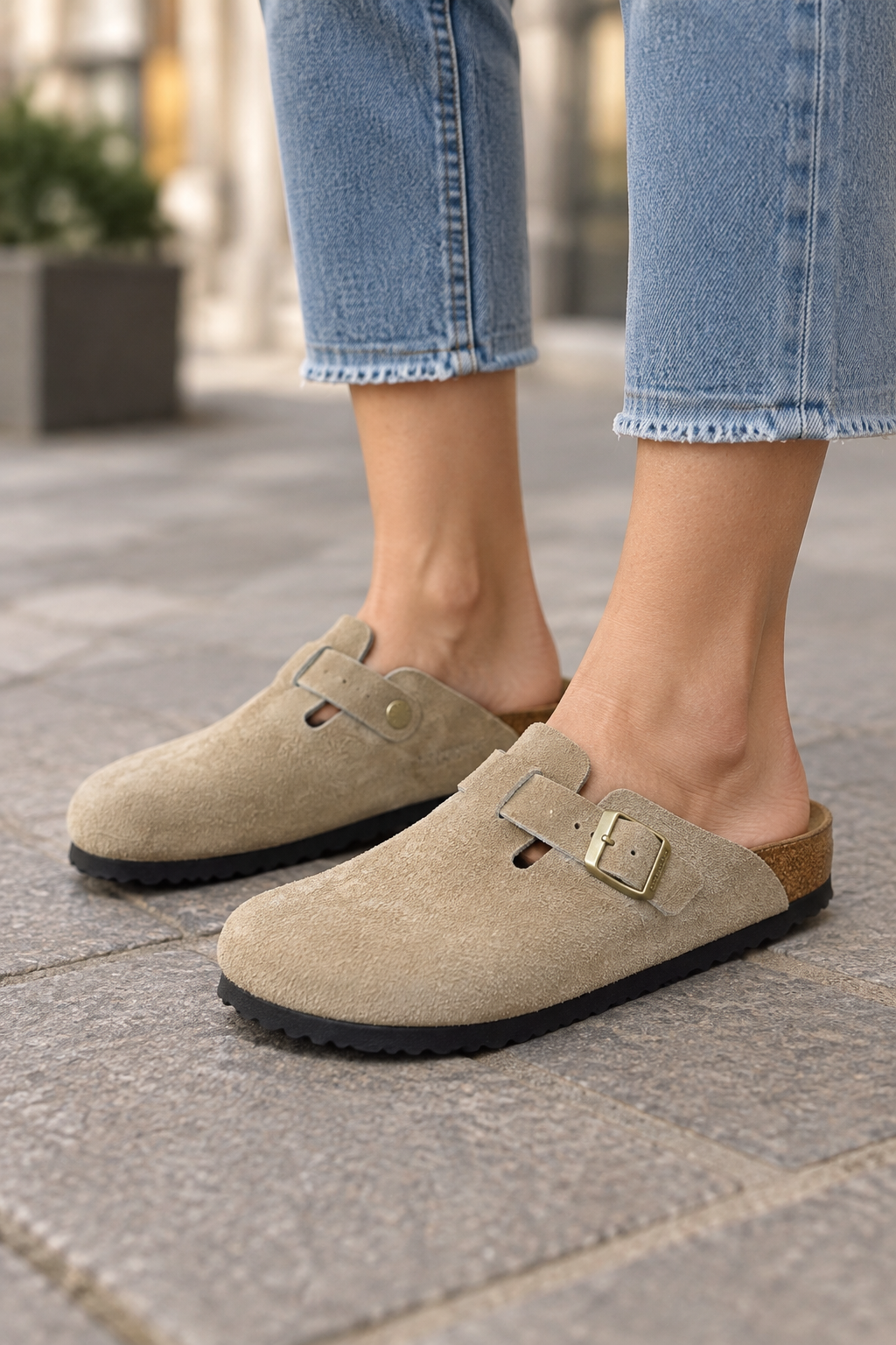 Bézs Birkenstock Boston klumpapár női lábon, 3/4-es nézet