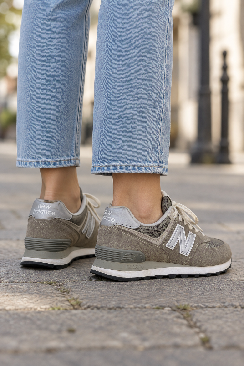 37-es szürke női New Balance cipő modellen, hátulnézet